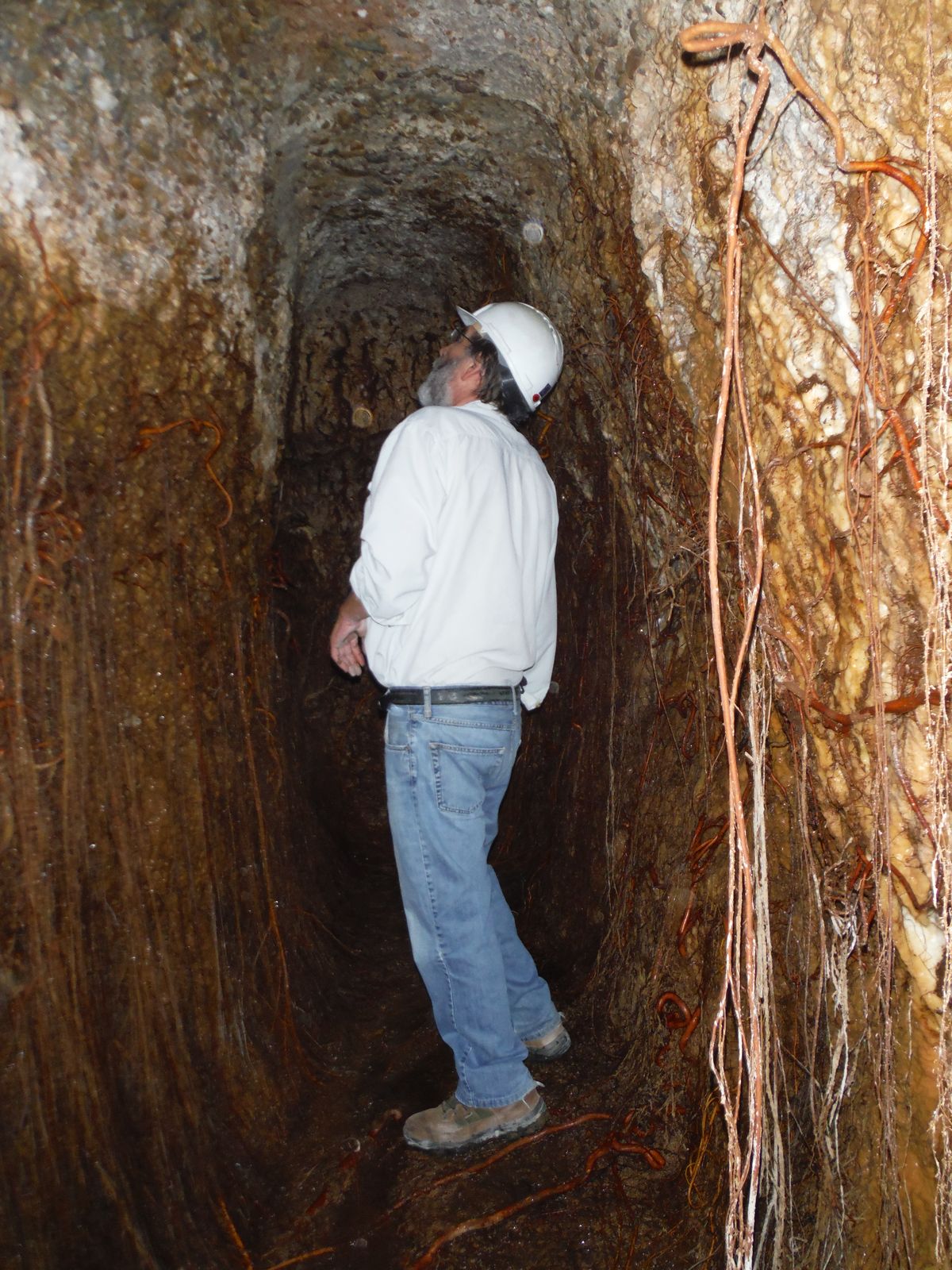 Arqueólogo en el interior de la mina de agua del Pilar de Las Herrerías