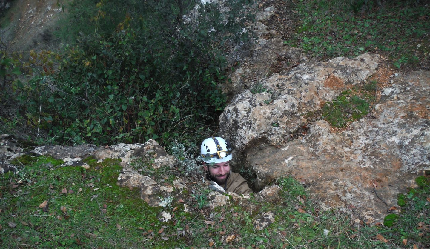 Espeleólogo del G40 saliendo de Cueva Victoria