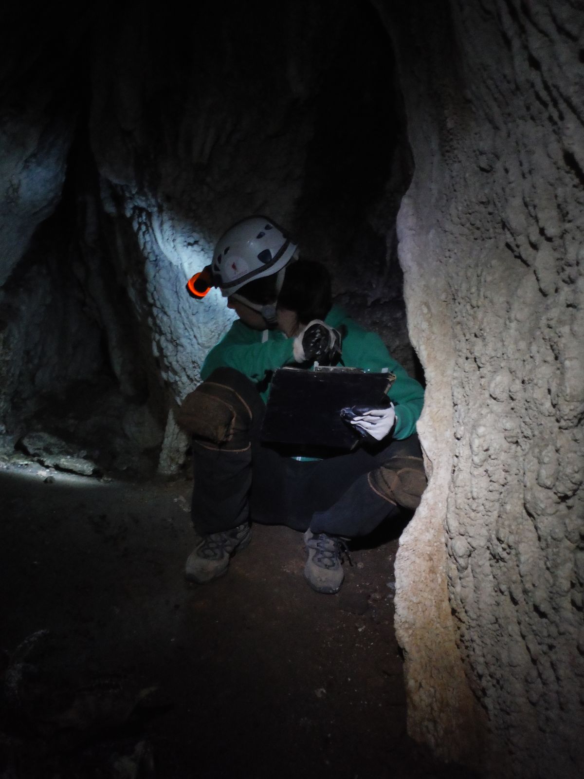 Gloria tomando anotaciones en el interior de la Cueva de La Cabra