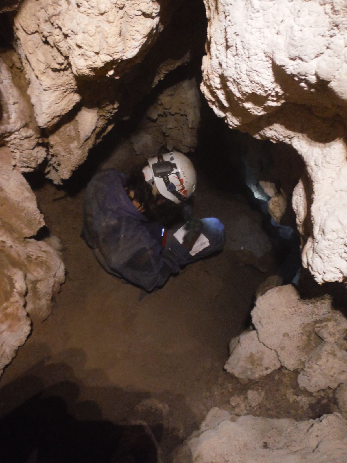 Abén manejando el DISTOX2 en la Cueva del Ahorcado