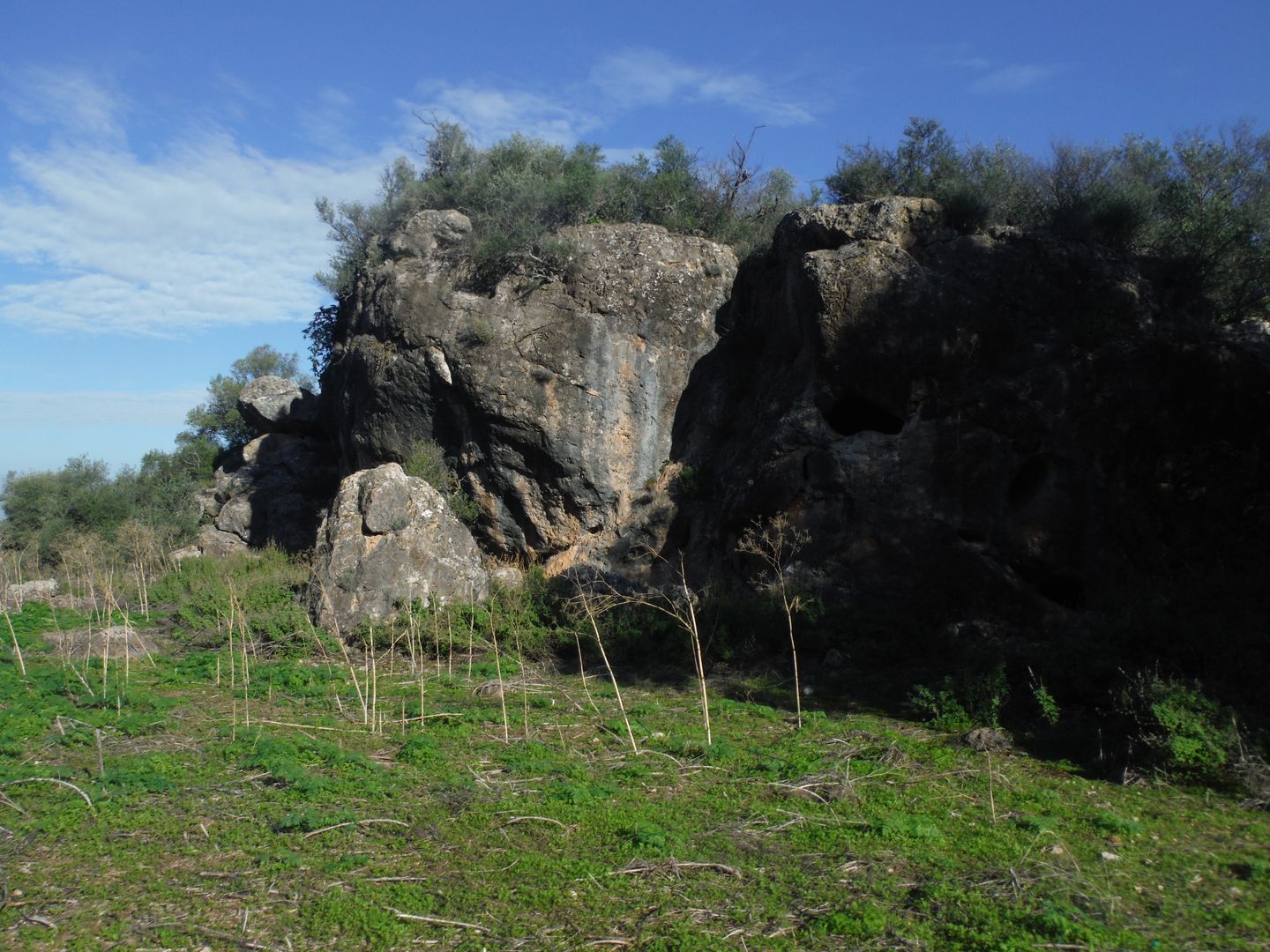 Zona más alta del Cerro Acebuchoso, donde se ubican dos de las cavidades