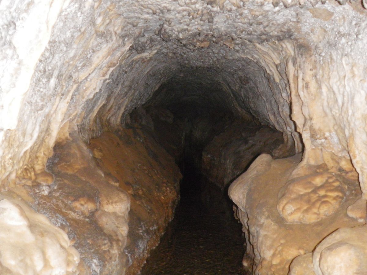 Interior de la mina de agua