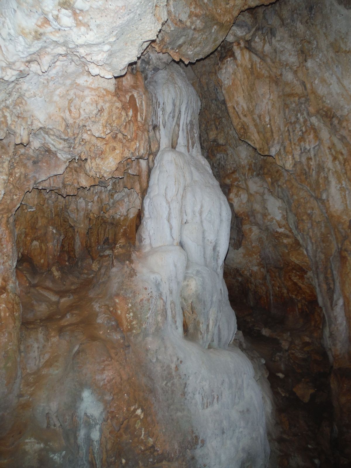 Columna situada al fondo de la Cueva del Dinero