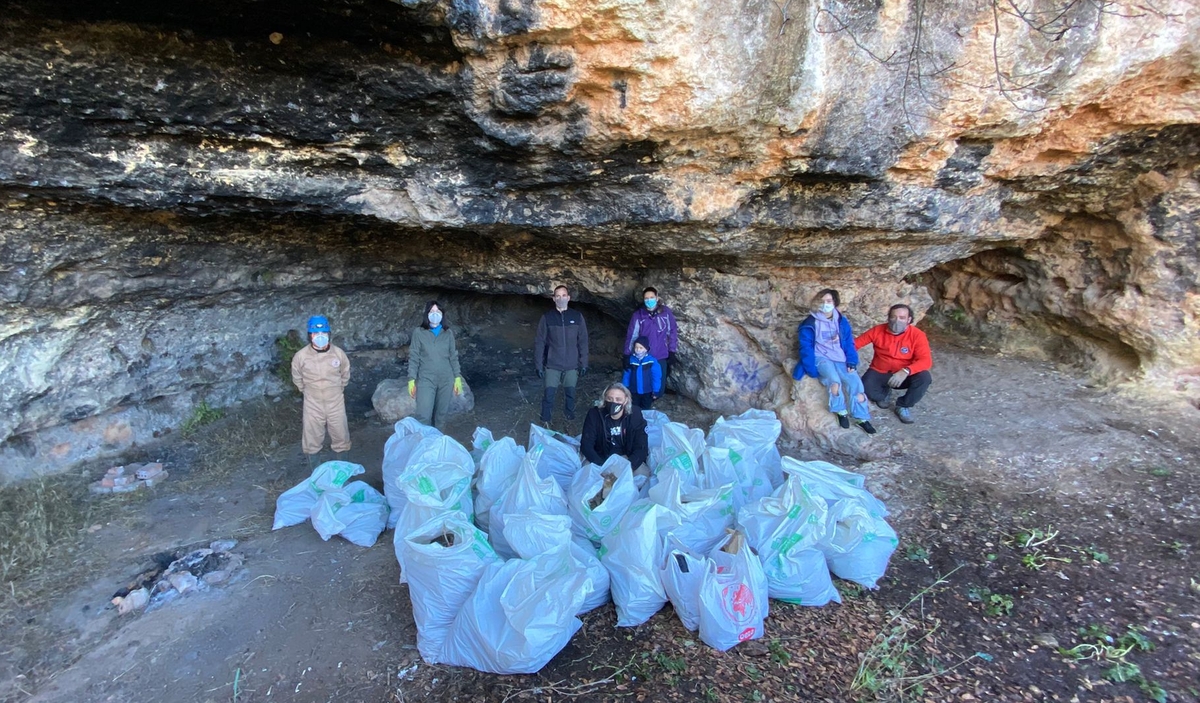 GEKO y Naturalizarte limpian de basura una cueva y su entorno próximo en el Arroyo Pedroche y La Palomera
